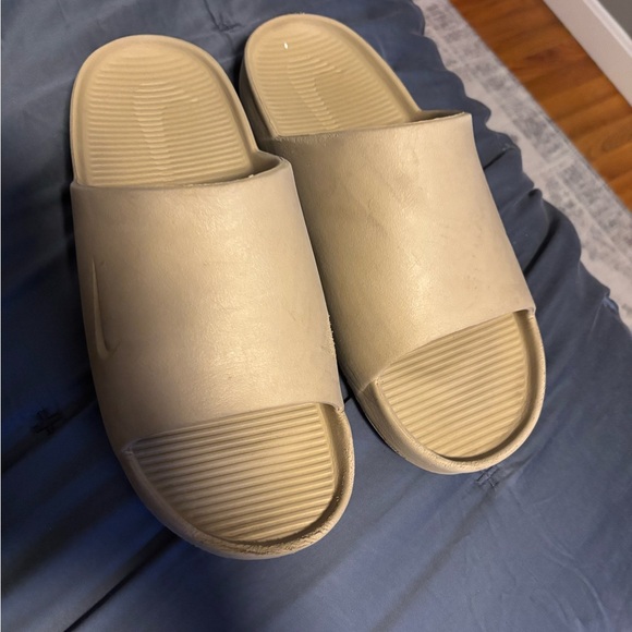 Nike Tan Slide Sandals - Picture 4 of 4